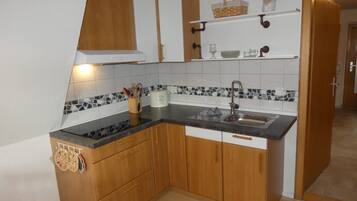 Refrigerador, parrilla de estufa, cafetera y tetera y tetera eléctrica