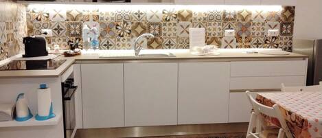 Kühlschrank, Ofen, Herdplatte, Geschirrspüler