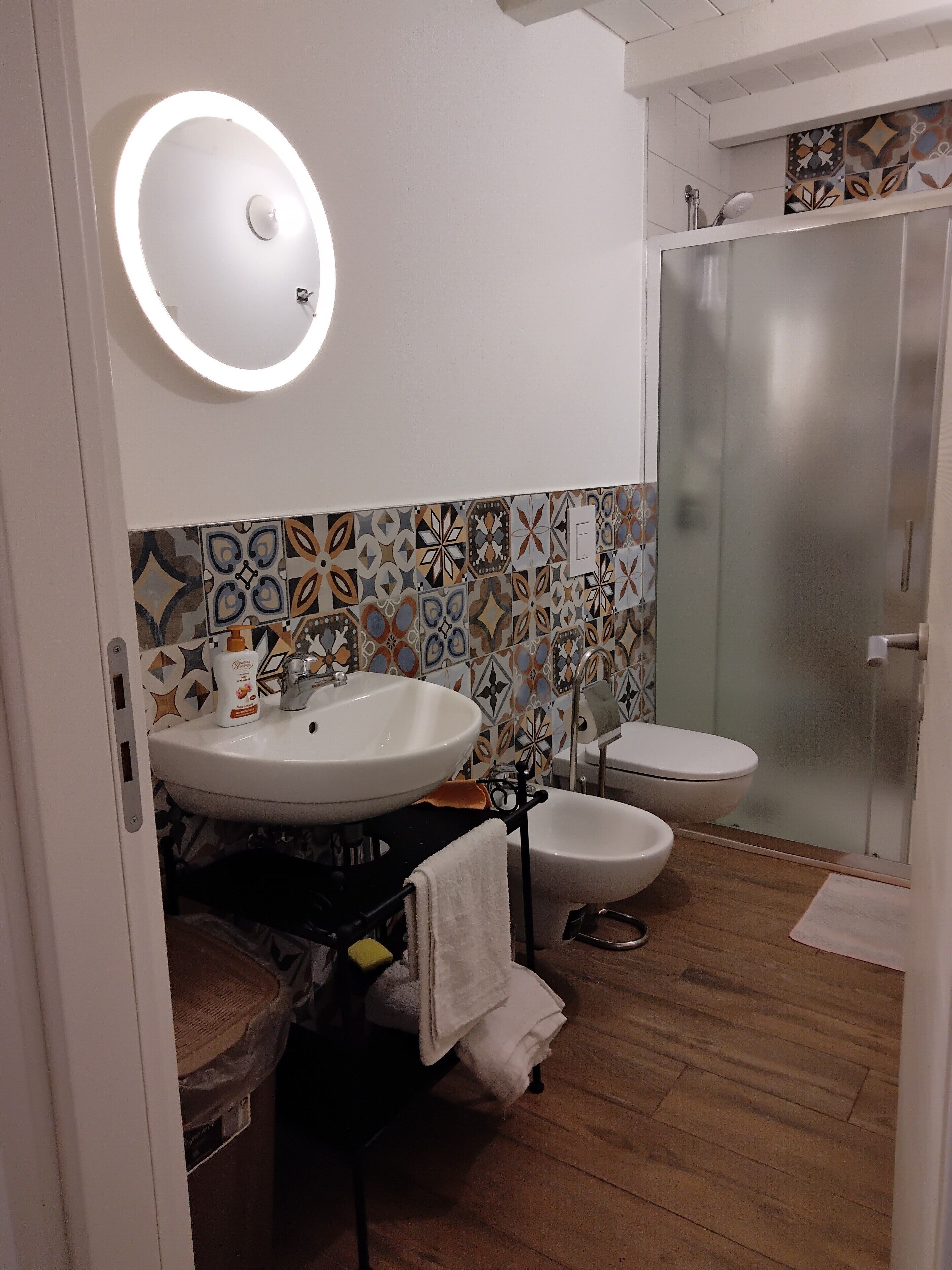 Douche, sèche-cheveux, bidet, serviettes fournies