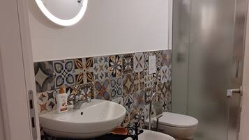 Doccia, asciugacapelli, bidet, asciugamani