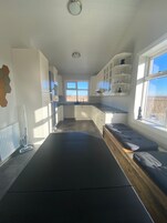 Tavanomainen talo | Yksityinen keittiö | Kahvin-/teenkeitin, jääkaappi, uuni, liesi