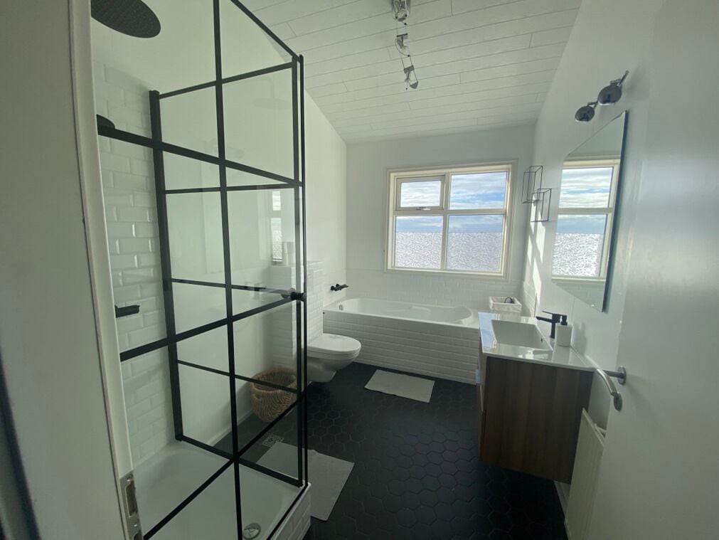 Tavanomainen talo | Kylpyhuone | Ilmaiset hygieniatuotteet, hiustenkuivaaja, tohvelit, pyyhkeet