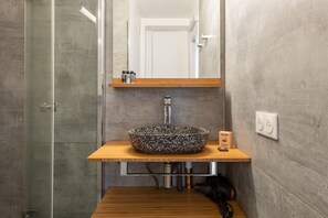 Een douche, een haardroger, handdoeken, zeep