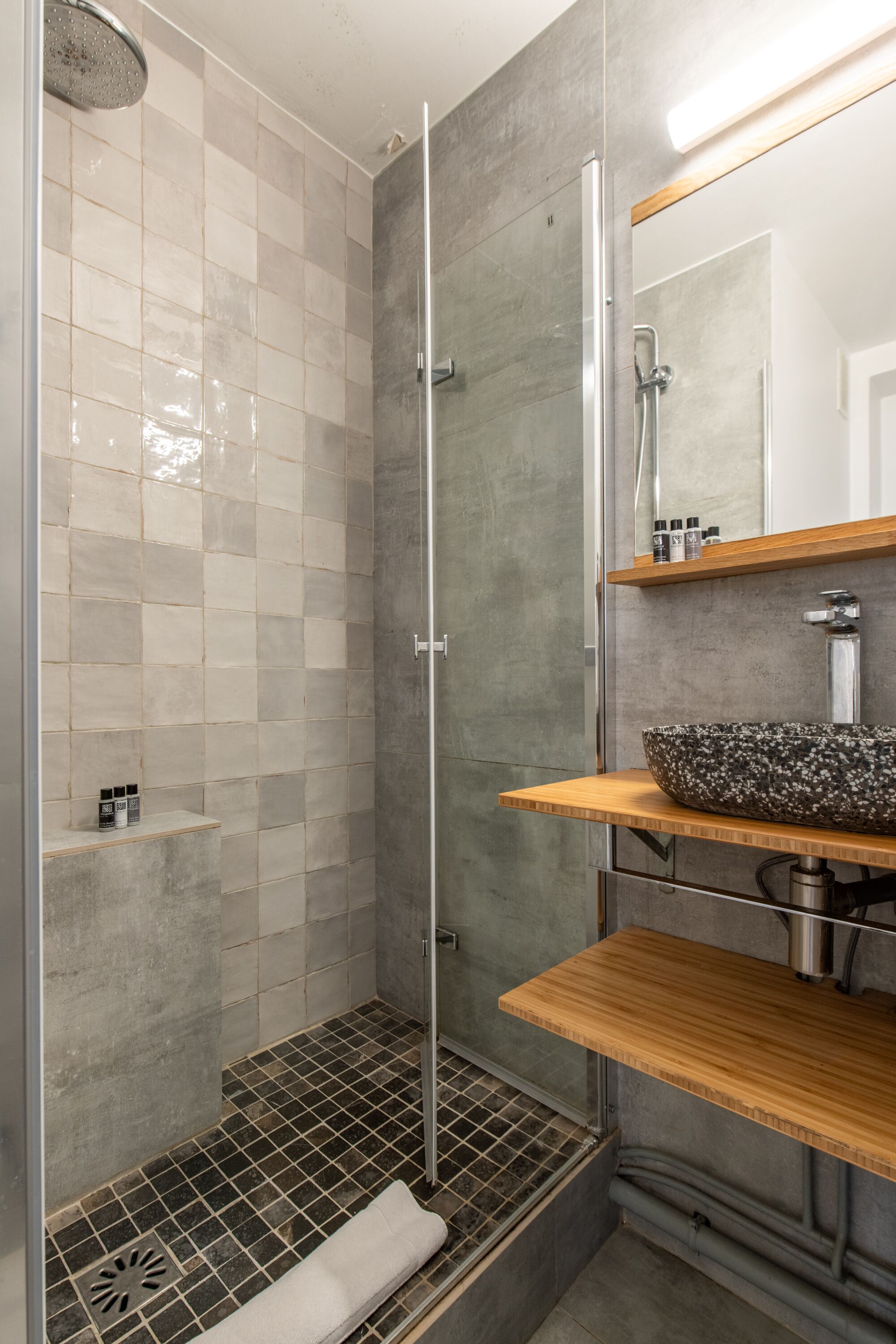 Douche, sèche-cheveux, serviettes fournies, savon