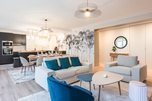 Smart-TV, bøker og kontorer