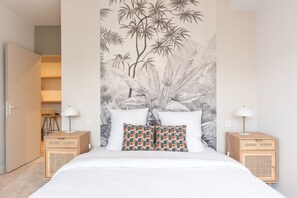 3 habitaciones, escritorio y tabla de planchar con plancha