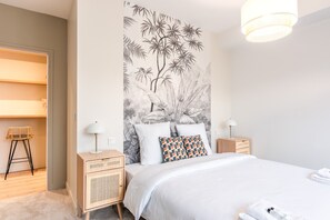 3 bedrooms, desk, iron/ironing board, travel crib