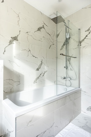 Douche, sèche-cheveux, serviettes fournies, savon