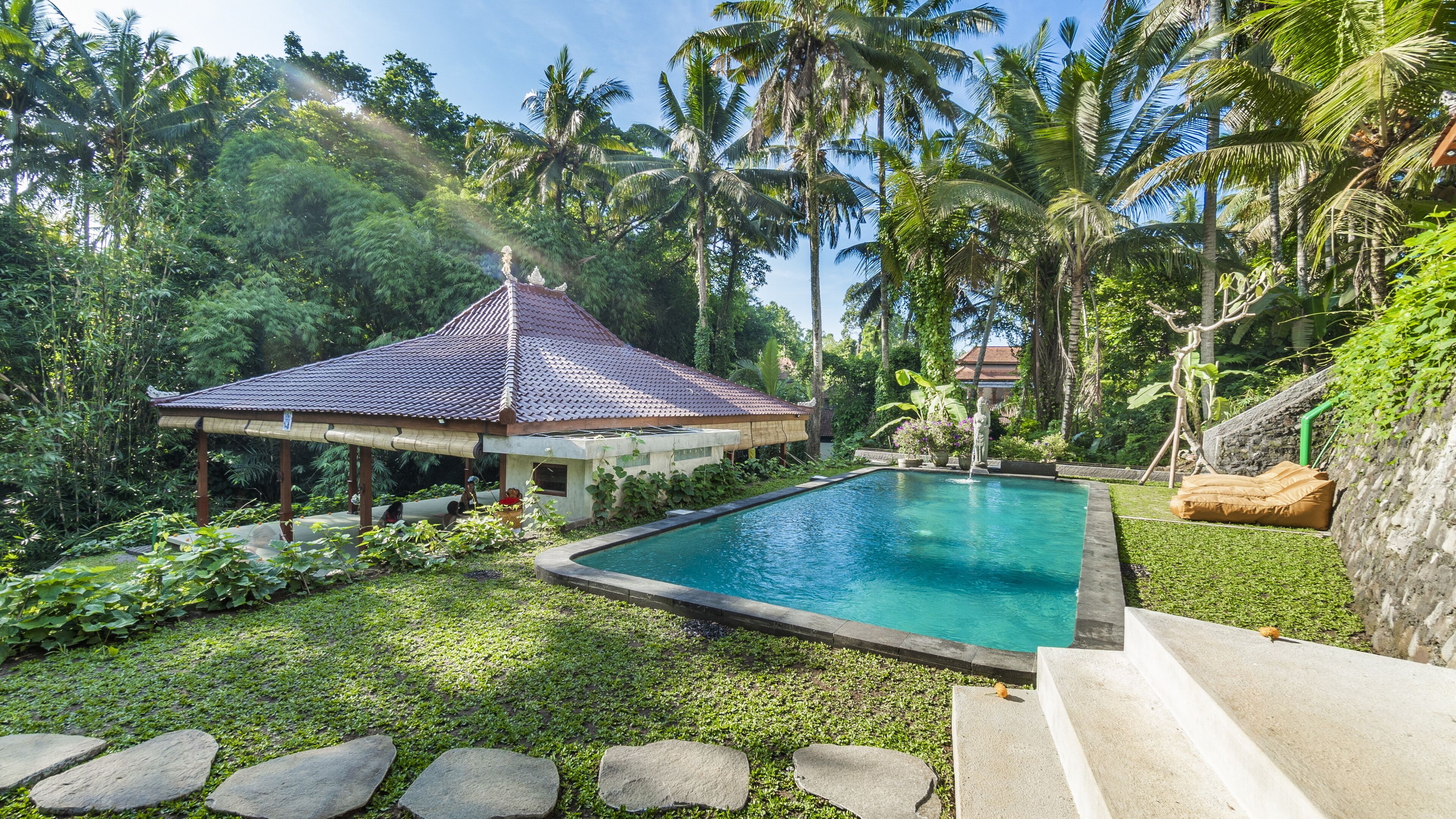 Una piscina al aire libre