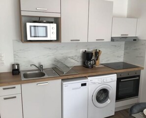 Kühlschrank, Mikrowelle, Ofen, Herdplatte