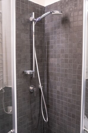 Quarto casal standard | Banheiro | Chuveiro, chuveiro com efeito de chuva, produtos de toalete grátis 