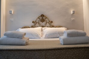 Premium bedding, in-room safe, individually furnished, desk - Residenza degli Speziali  (Florence)