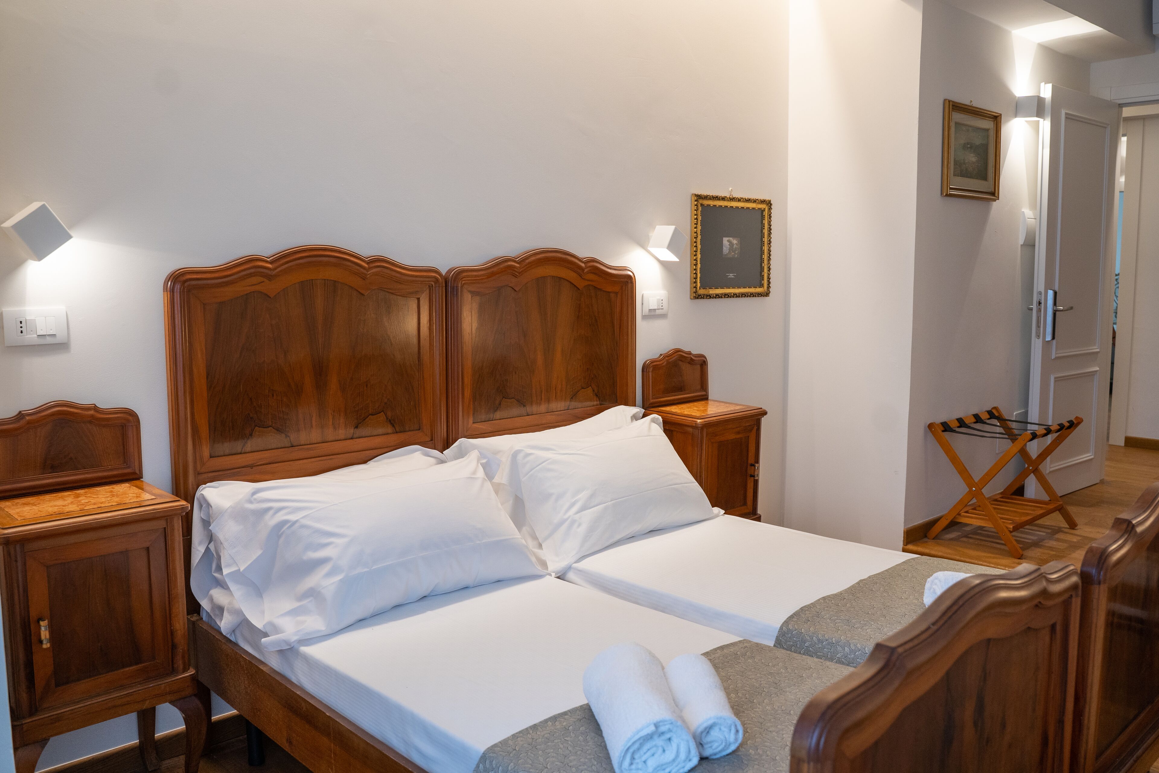 Kamar Twin Standar | Seprai premium, brankas, dan dilengkapi dengan perabotan berbeda-beda