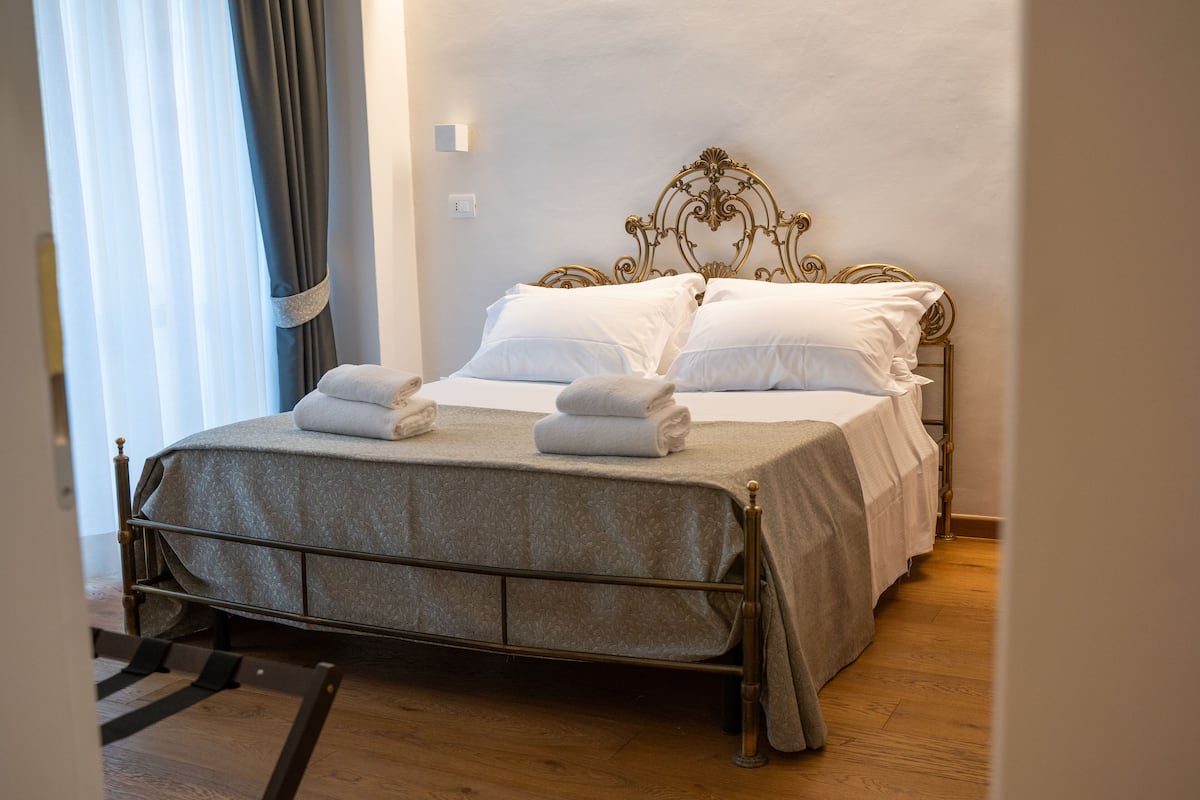 Premium bedding, in-room safe, individually furnished, desk