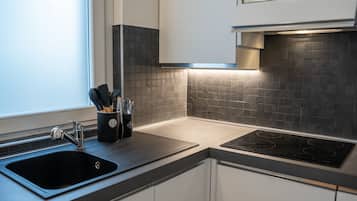 Deluxe Apartment | Private kitchen | Electric kettle