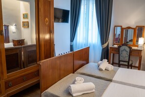 Premium bedding, in-room safe, individually furnished, desk - Residenza degli Speziali  (Florence)