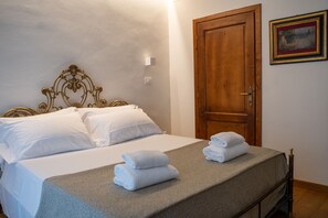 Premium bedding, in-room safe, individually furnished, desk - Residenza degli Speziali  (Florence)