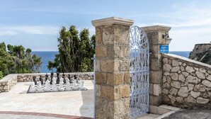 Un muro de piedra con un tablero de ajedrez y una puerta.