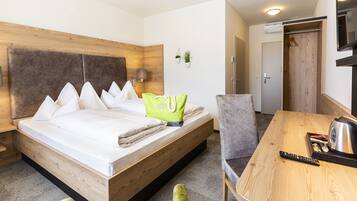 Comfort-Doppelzimmer | Allergikerbettwaren, Daunenbettdecken, Zimmersafe, Schreibtisch