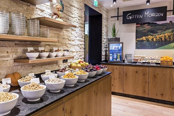 Desayuno buffet diario (EUR 10 por persona)
