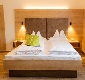 Comfort Triple Room | Hypo-allergenic bedding, down comforters, in-room safe, desk - Hotel & Restaurant Urdlwirt (Premstätten)