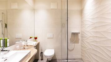 Dusche, Haartrockner, HandtĂŒcher, Seife