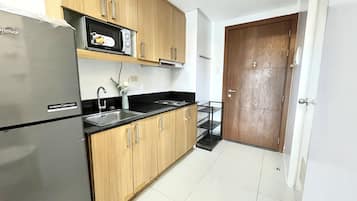 Refrigerador, microondas, parrilla de estufa y tetera eléctrica