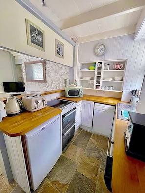 Fridge, microwave, oven, stovetop - St Ives town cottage - family & pets - sleeps 4, Holiday Cottages St Ives (St Ives)