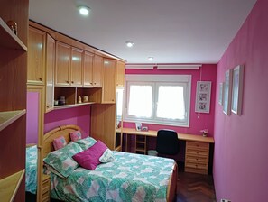 3 sovrum, skrivbord, strykjärn/strykbräda och resesäng