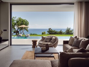 Villa Luxury, vista mare | Area soggiorno | TV a schermo piatto