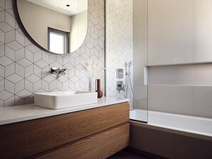 Villa luxueuse, vue sur la mer | Salle de bain | Articles de toilette (gratuits), séchoir à cheveux, peignoirs