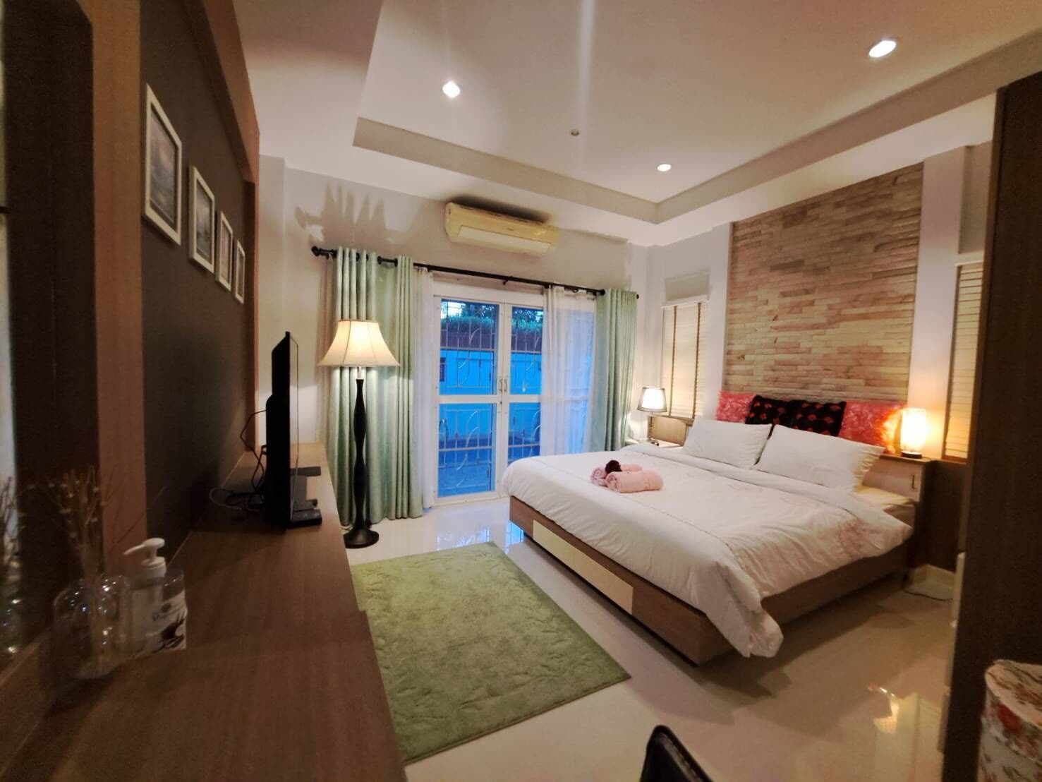 3 bedrooms, desk, iron/ironing board, WiFi