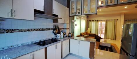 Køleskab, opvaskemaskine, kaffe-/temaskine