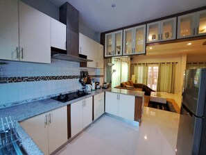 冷蔵庫、食器洗い機、コーヒー / ティーメーカー、調理器具と食器