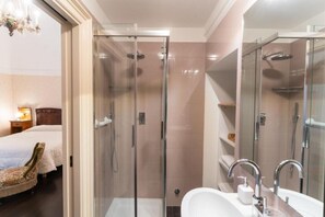 シャワー、ビデ、タオル、石鹸