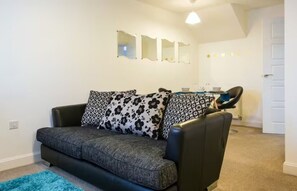 Apartemen Comfort | Area keluarga | Televisi LED 32-inci dengan saluran TV digital