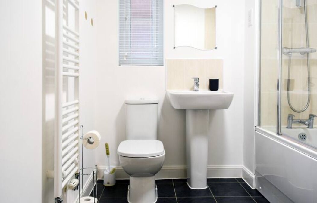 Apartemen Comfort | Kamar mandi | Pancuran hujan, pengering rambut, handuk, dan tisu toilet