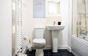 Apartemen Comfort | Kamar mandi | Pancuran hujan, pengering rambut, handuk, dan tisu toilet