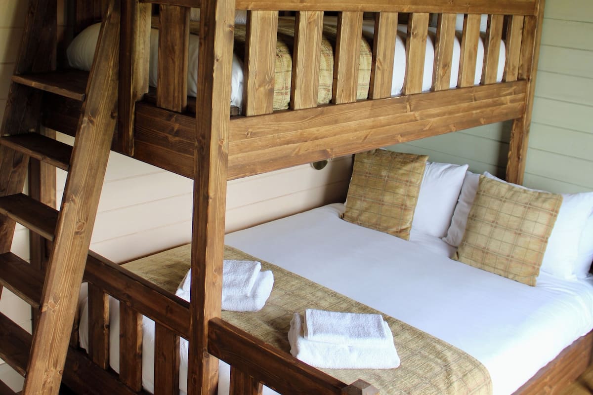 Studio Cabin with Bunk Room | 1 slaapkamer, hypoallergeen beddengoed, een kluis op de kamer