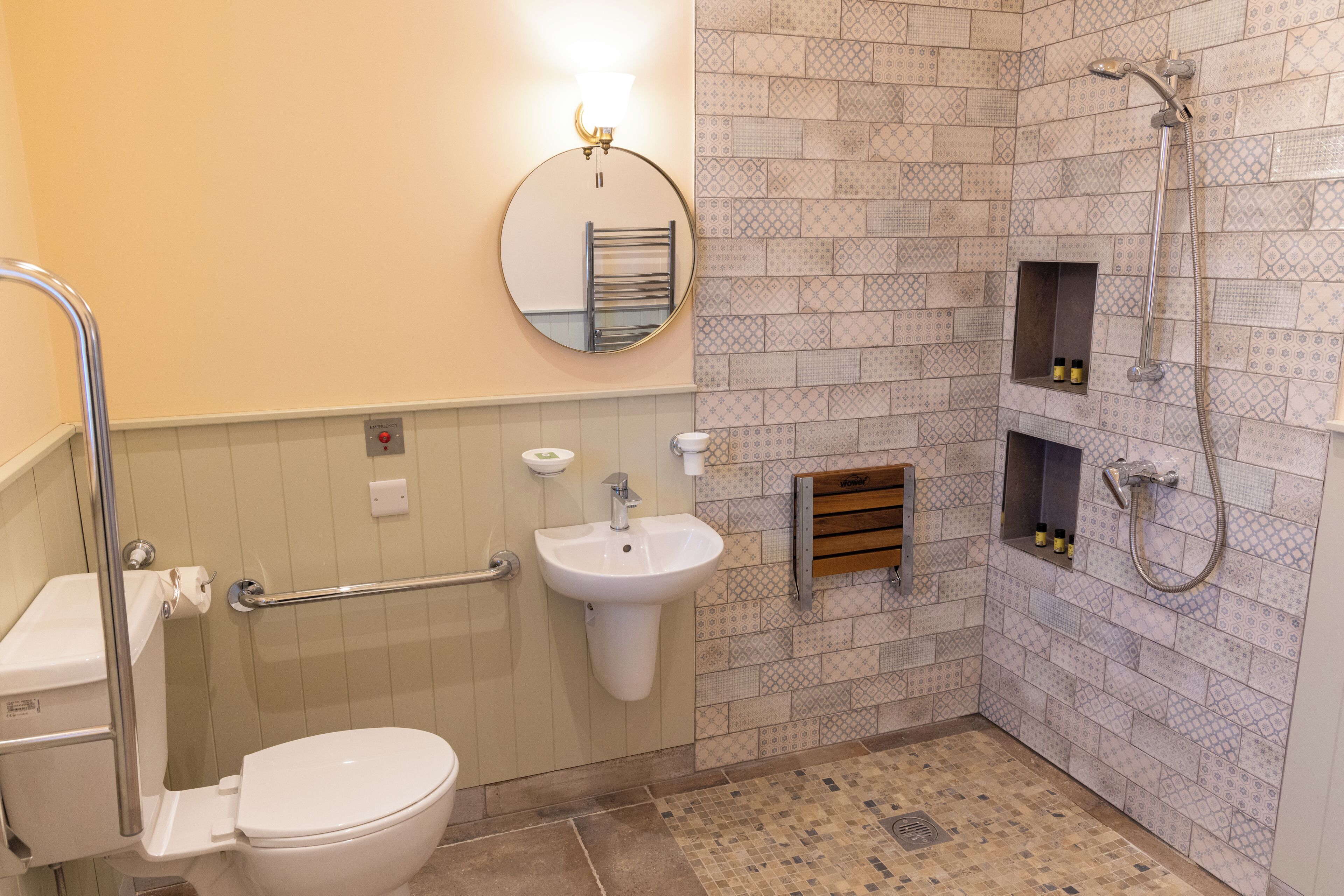 Un baño con inodoro, lavamanos y ducha.