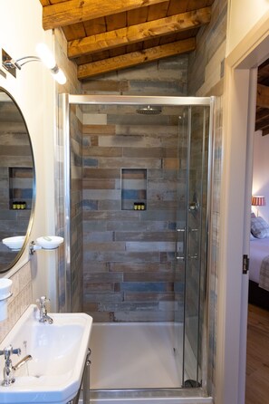 Large Studio Cabin | Baño | Tina y regadera independientes y amenidades de baño de diseñador