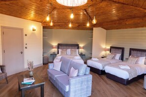 Two Bedroom Superior Family Cabin | Ropa de cama hipoalergénica y caja de seguridad en la habitación
