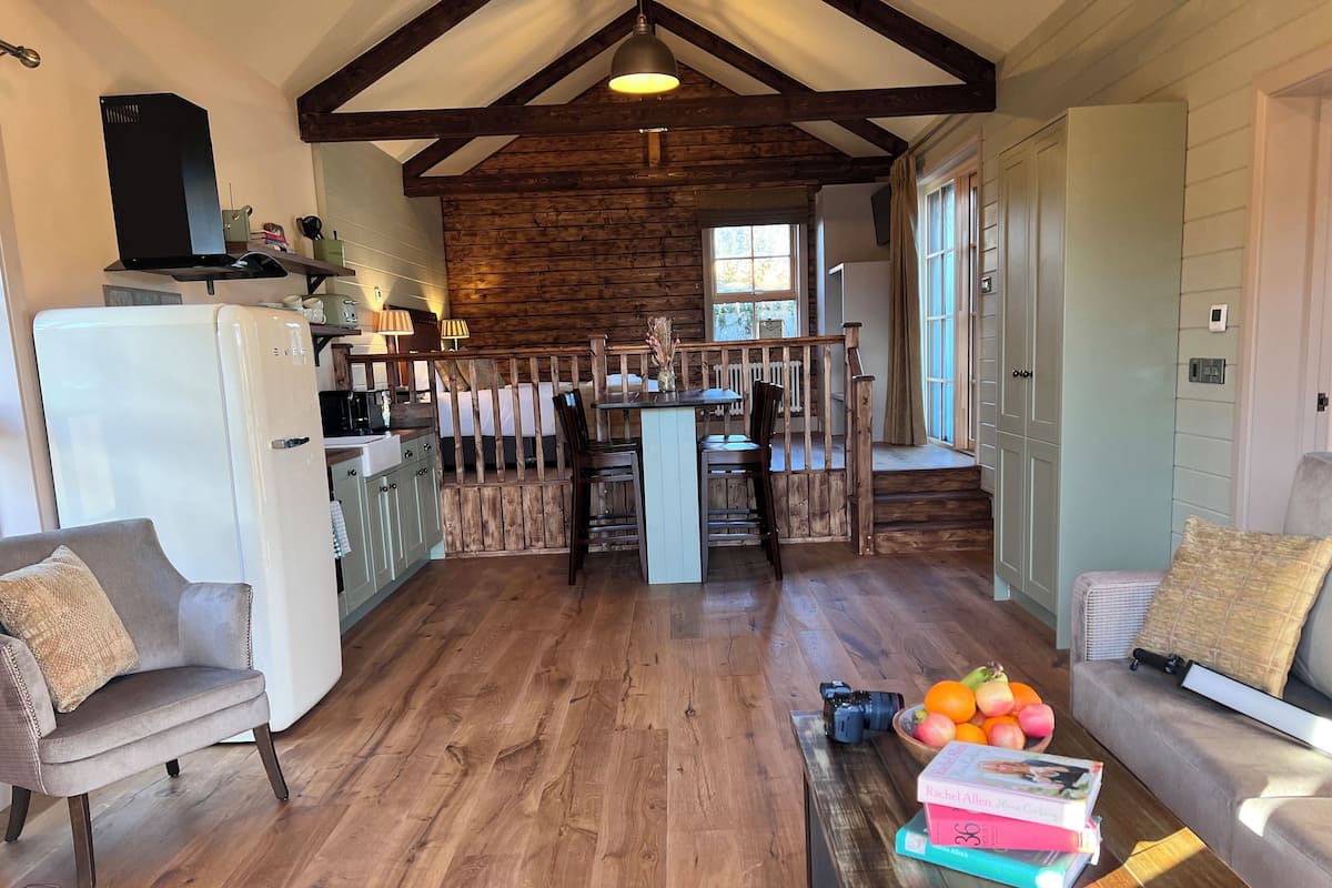 Large Studio Cabin with Kids Room | 1 slaapkamer, hypoallergeen beddengoed, een kluis op de kamer