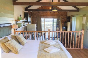 Large Studio Cabin | 防过敏的被褥、客房内保险箱、特色装修、特色家居