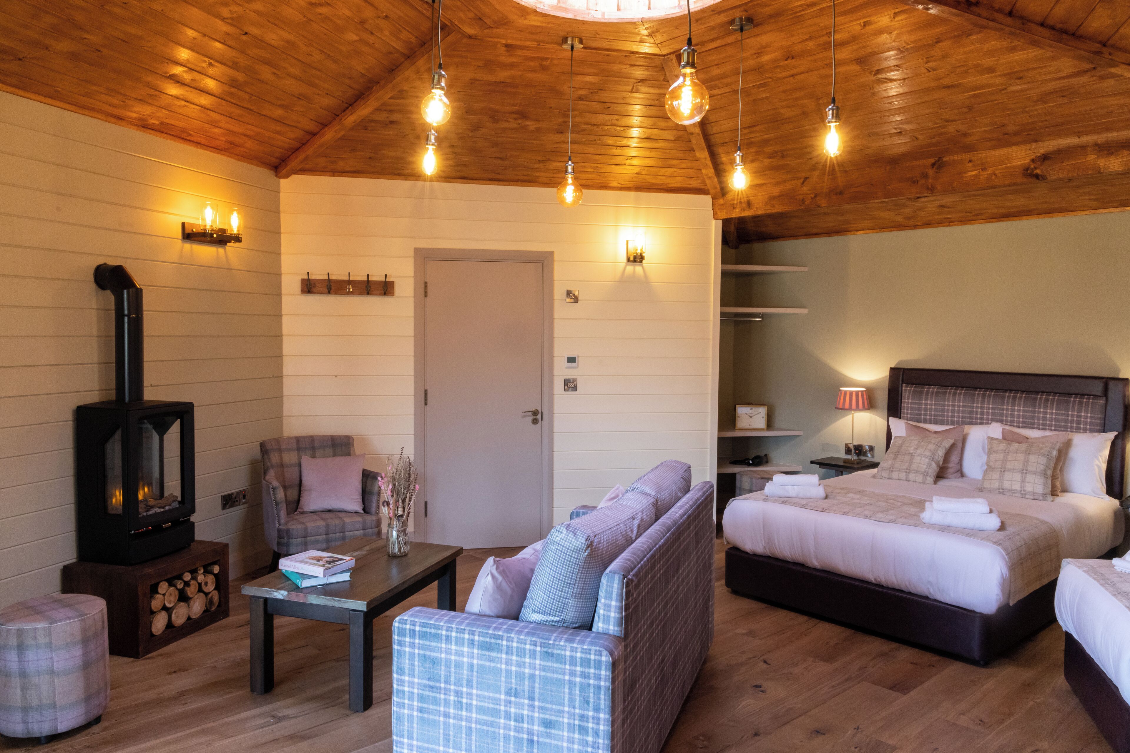 Two Bedroom Superior Family Cabin | 防过敏的被褥、客房内保险箱、特色装修、特色家居