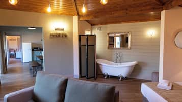Two Bedroom Superior Family Cabin | 1 dormitorio, ropa de cama hipoalergénica, caja fuerte