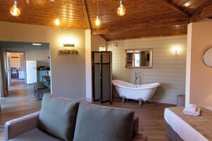 Two Bedroom Superior Family Cabin | 防过敏的被褥、客房内保险箱、特色装修、特色家居