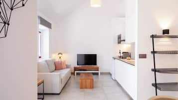 Deluxe villa, 1 slaapkamer | Woonruimte | Een flatscreentelevisie