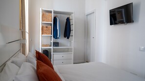 Deluxe Room, Balcony, City View | Premium bedding, in-room safe, individually decorated