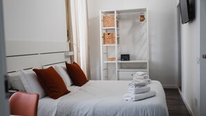 Deluxe kamer, balkon, uitzicht op stad | Luxe beddengoed, een kluis op de kamer, individueel gedecoreerd